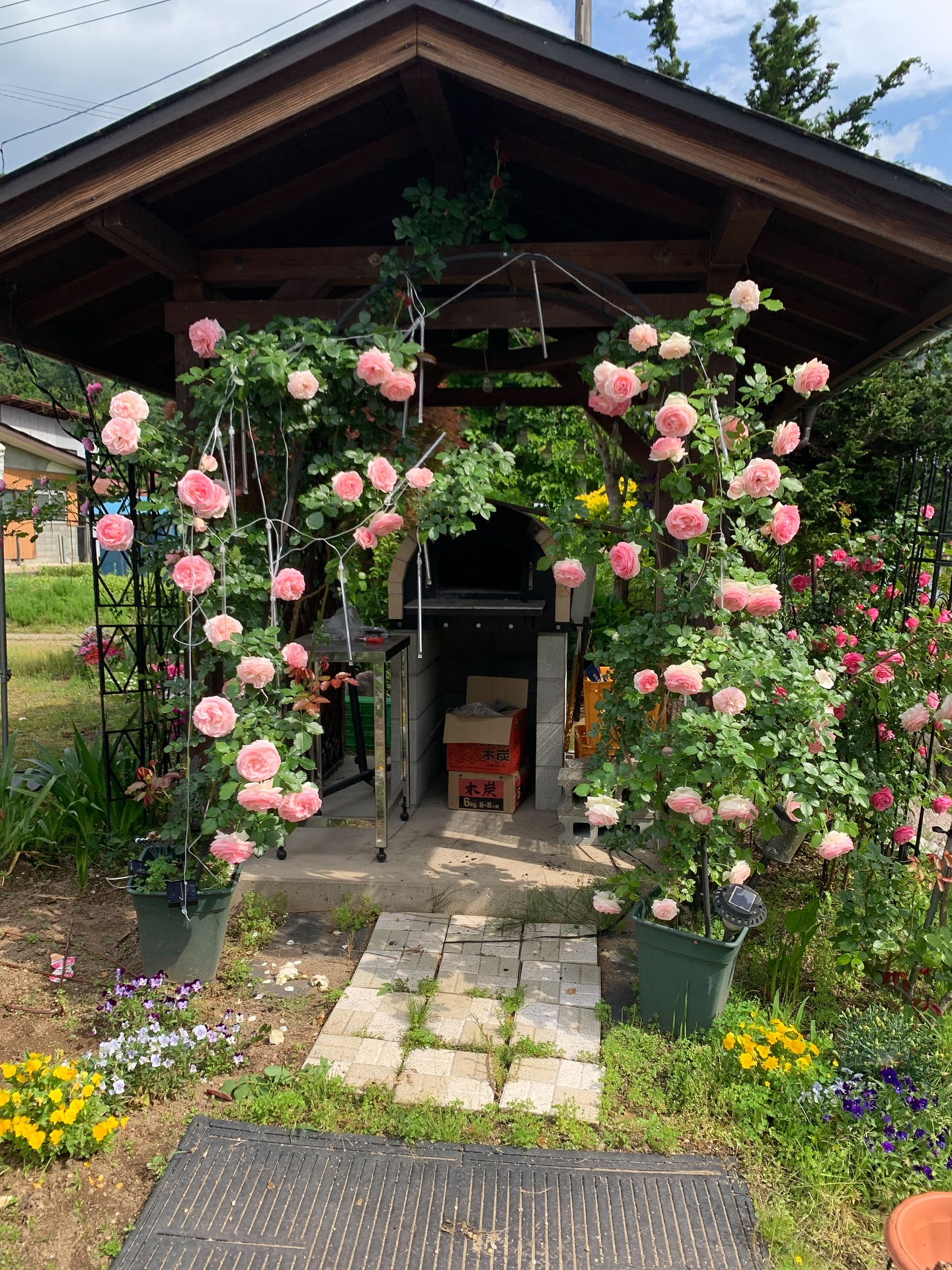 ビザ釜を彩るバラの花のアーチが、皆さまを温かくお迎えいたしま