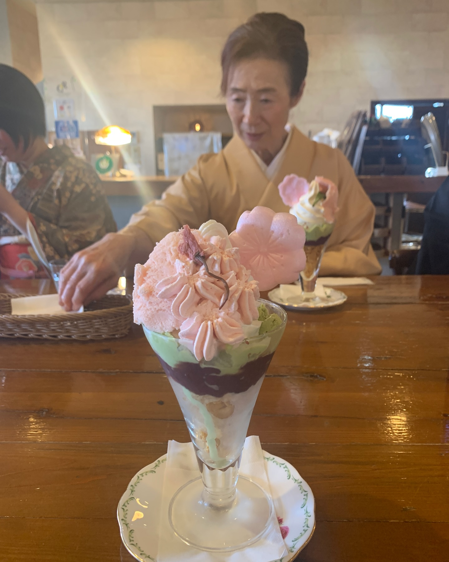 お茶のお手伝いが終わった後、みんなでカフェで反省会を楽しみま