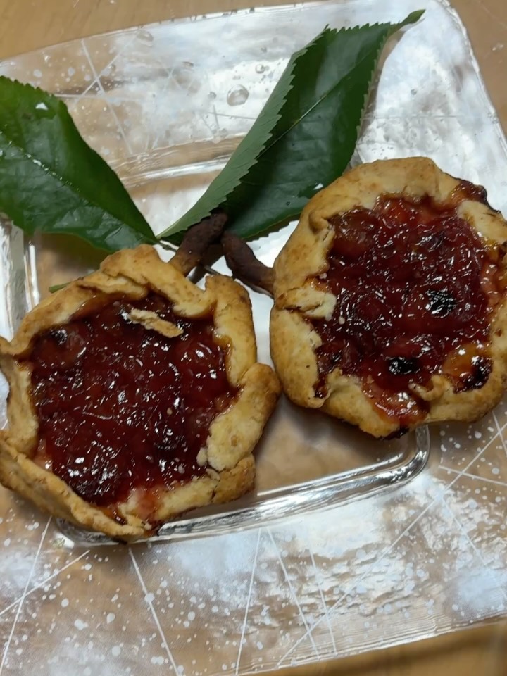 新しい挑戦として、紅さやかのさくらんぼを使ったタルトクッキー