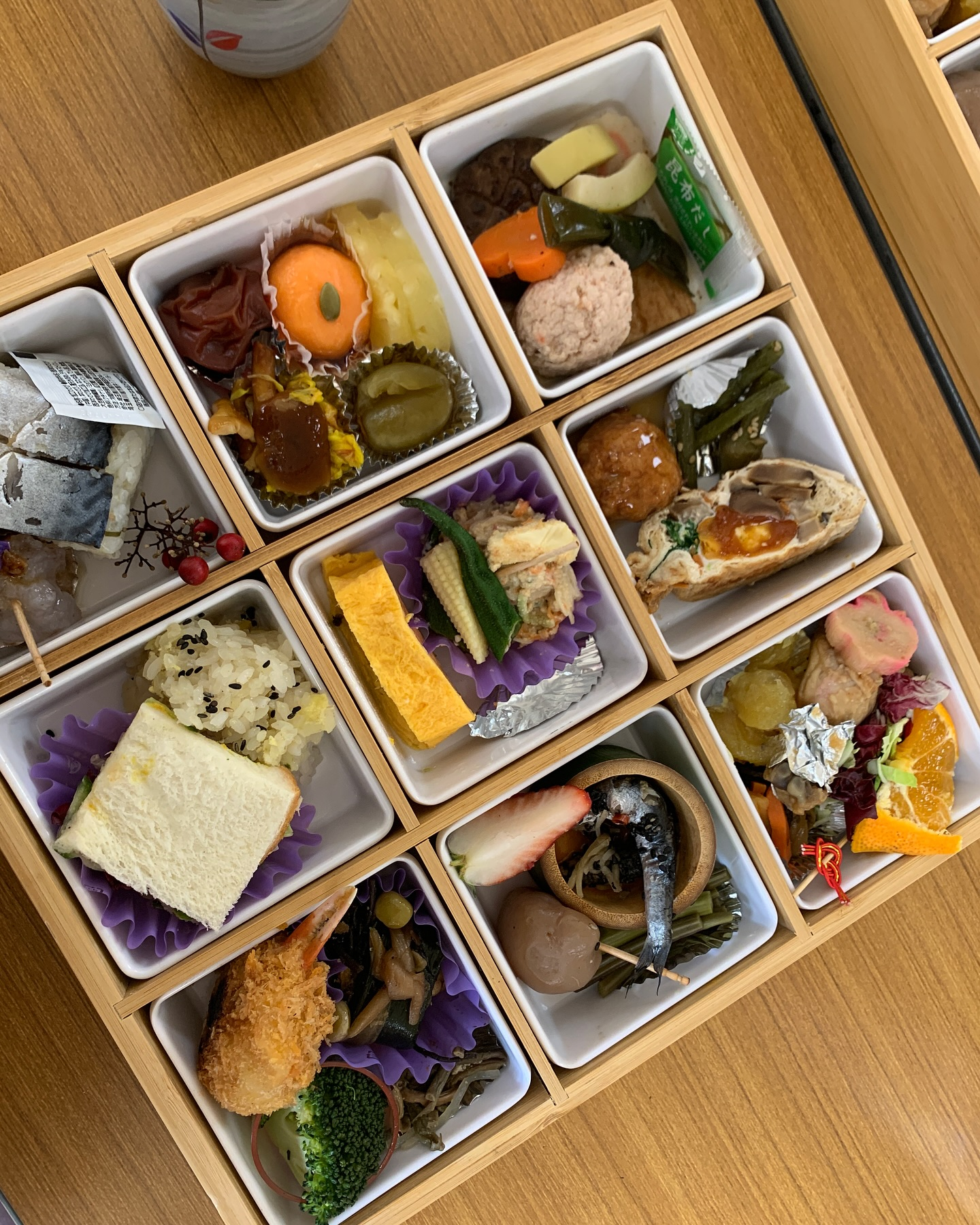 今日はとても忙しい一日でした！早朝3時に起きて、25箱の幕の