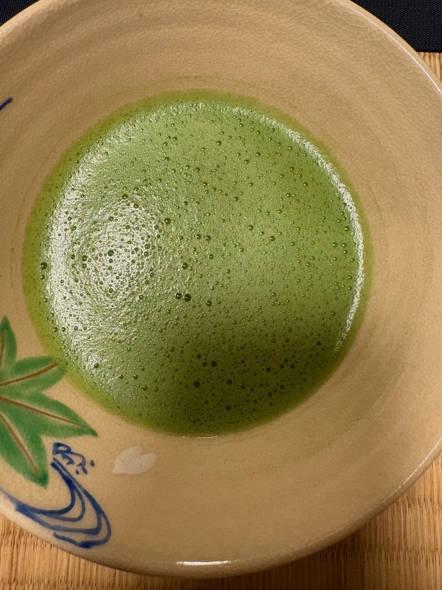 静かな午後、お茶の伝統を楽しんでみませんか