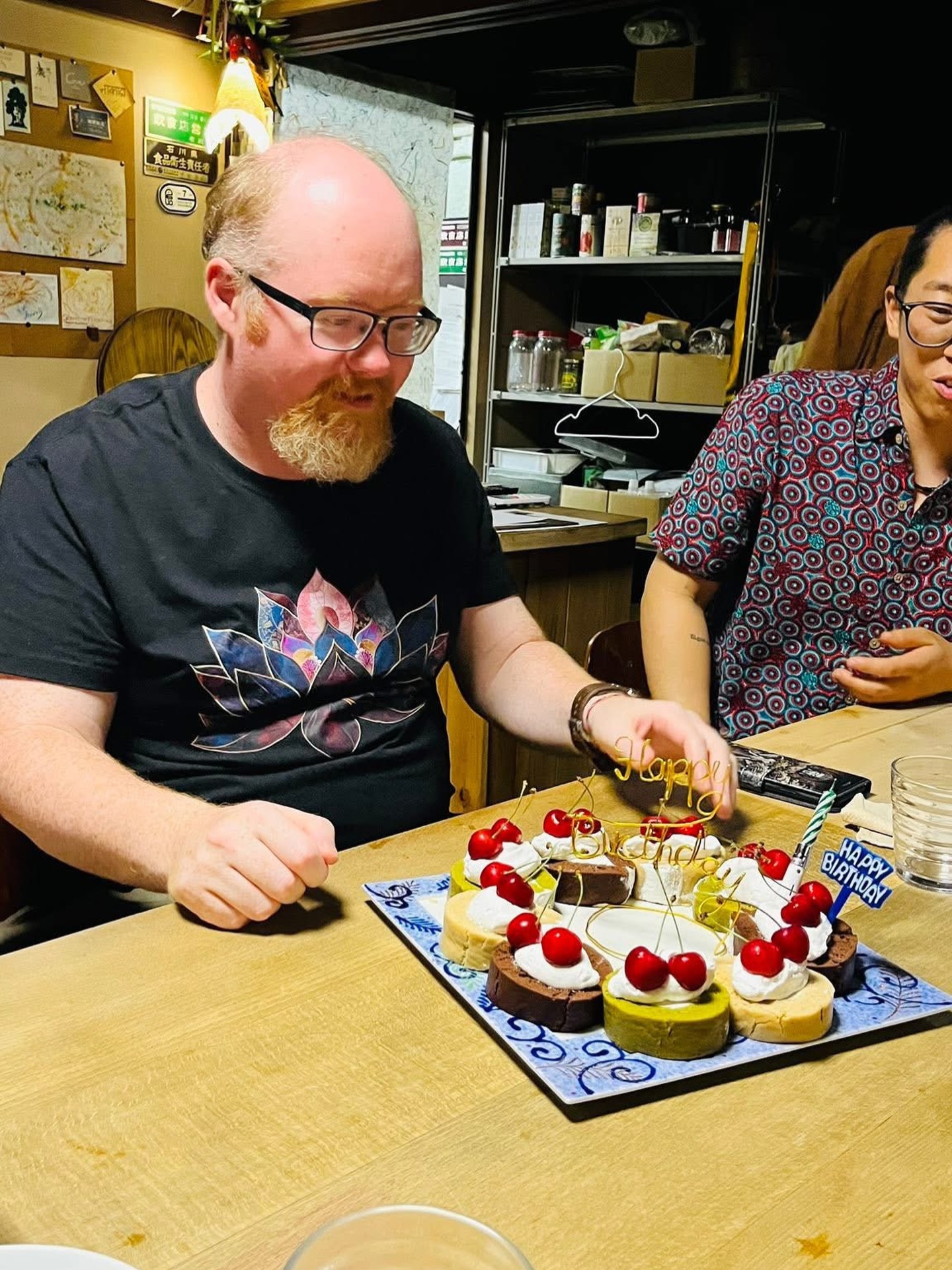 紅秀峰を贈った後、なんとそれが素敵な誕生日ケーキの一部になる