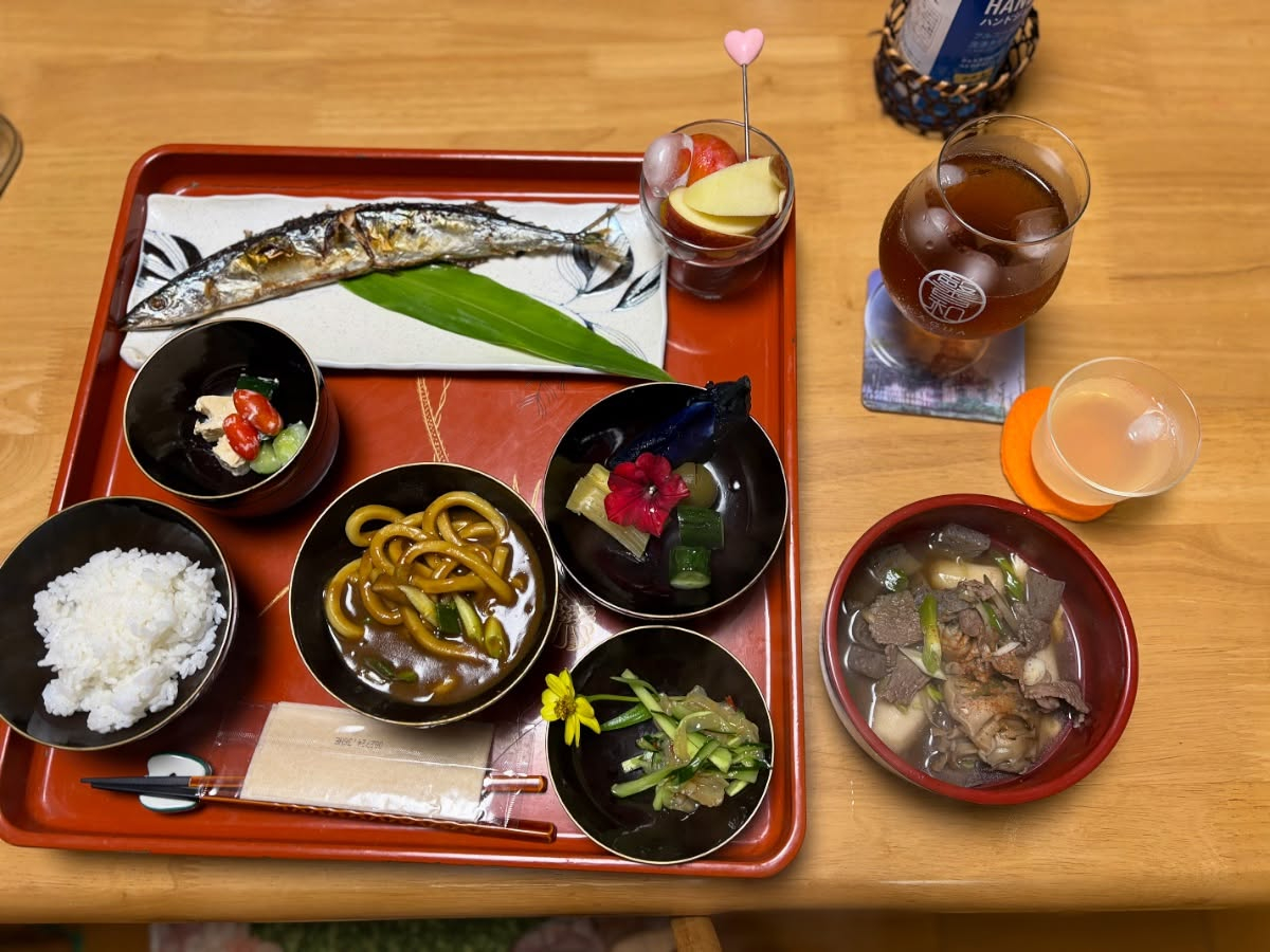 こんばんは✨ 店の窓からそぼ降る雨を眺めながら、皆さまのご来