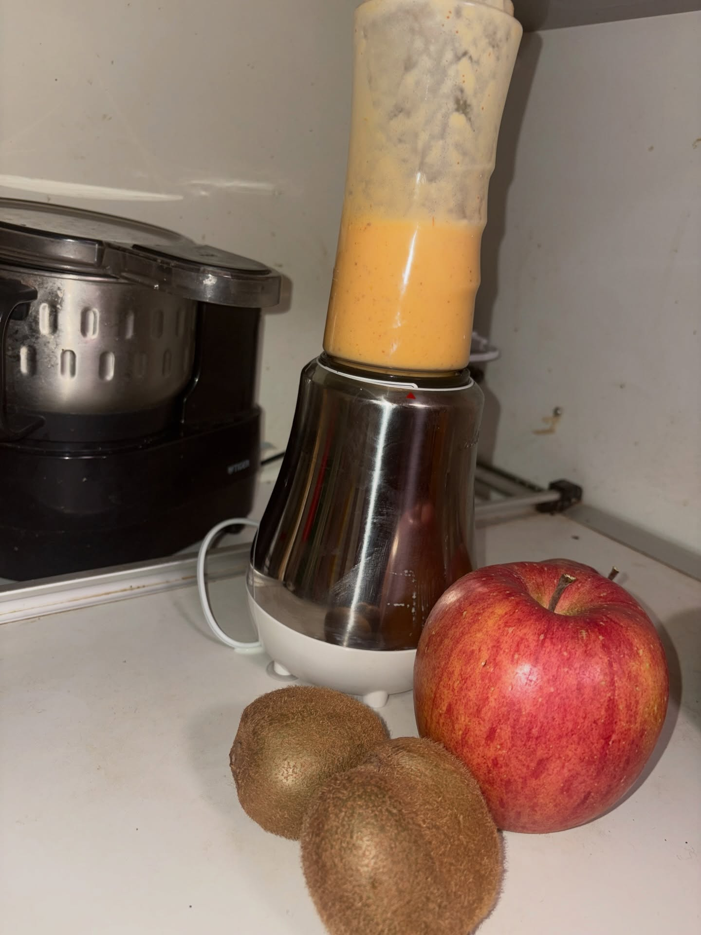 おはようございます今朝は我が農園で採れた柔らかい柿とりんごフ