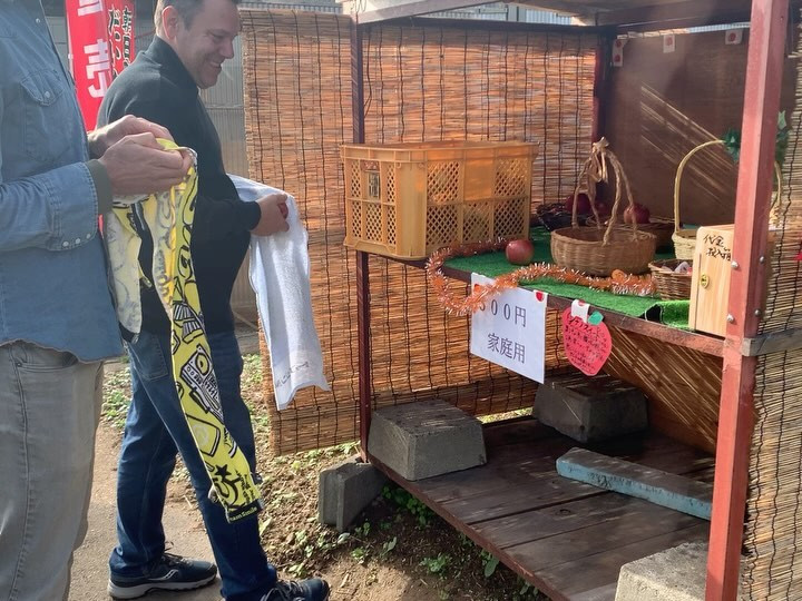 今朝、宿泊しているゲストの皆さまと一緒に直売所で新鮮なりんご