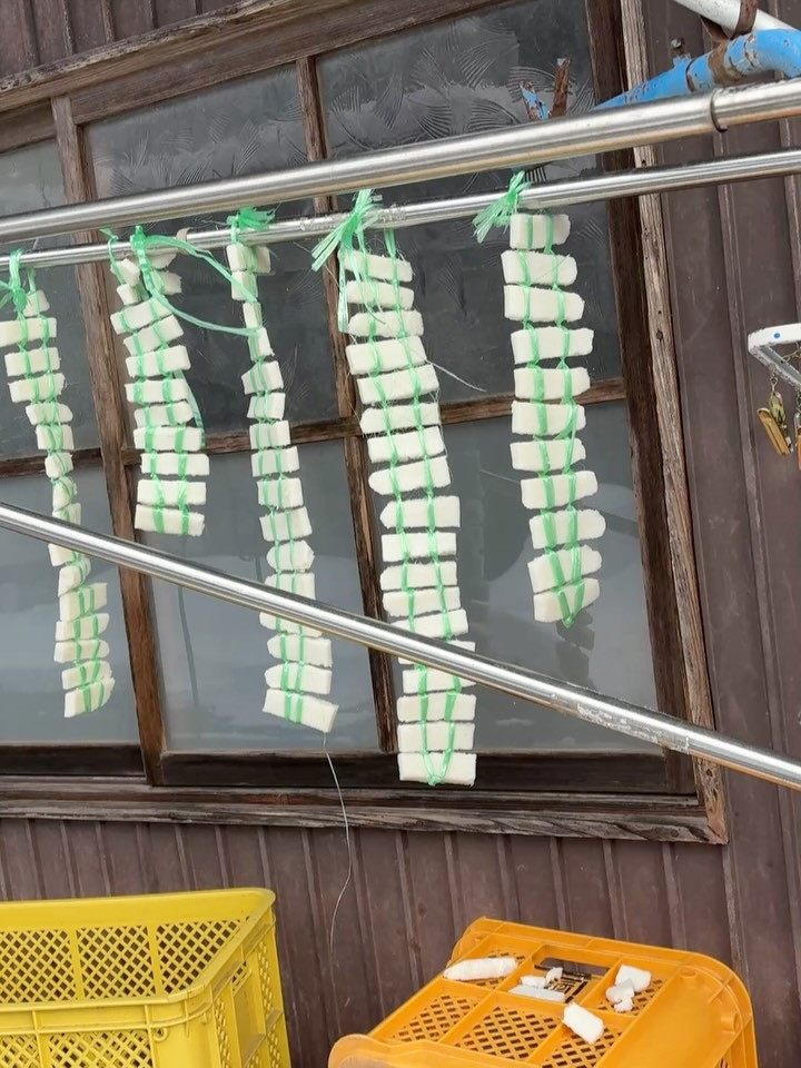 こんにちは！こちらは朝日町の特産品、凍み餅を手作りする楽しい