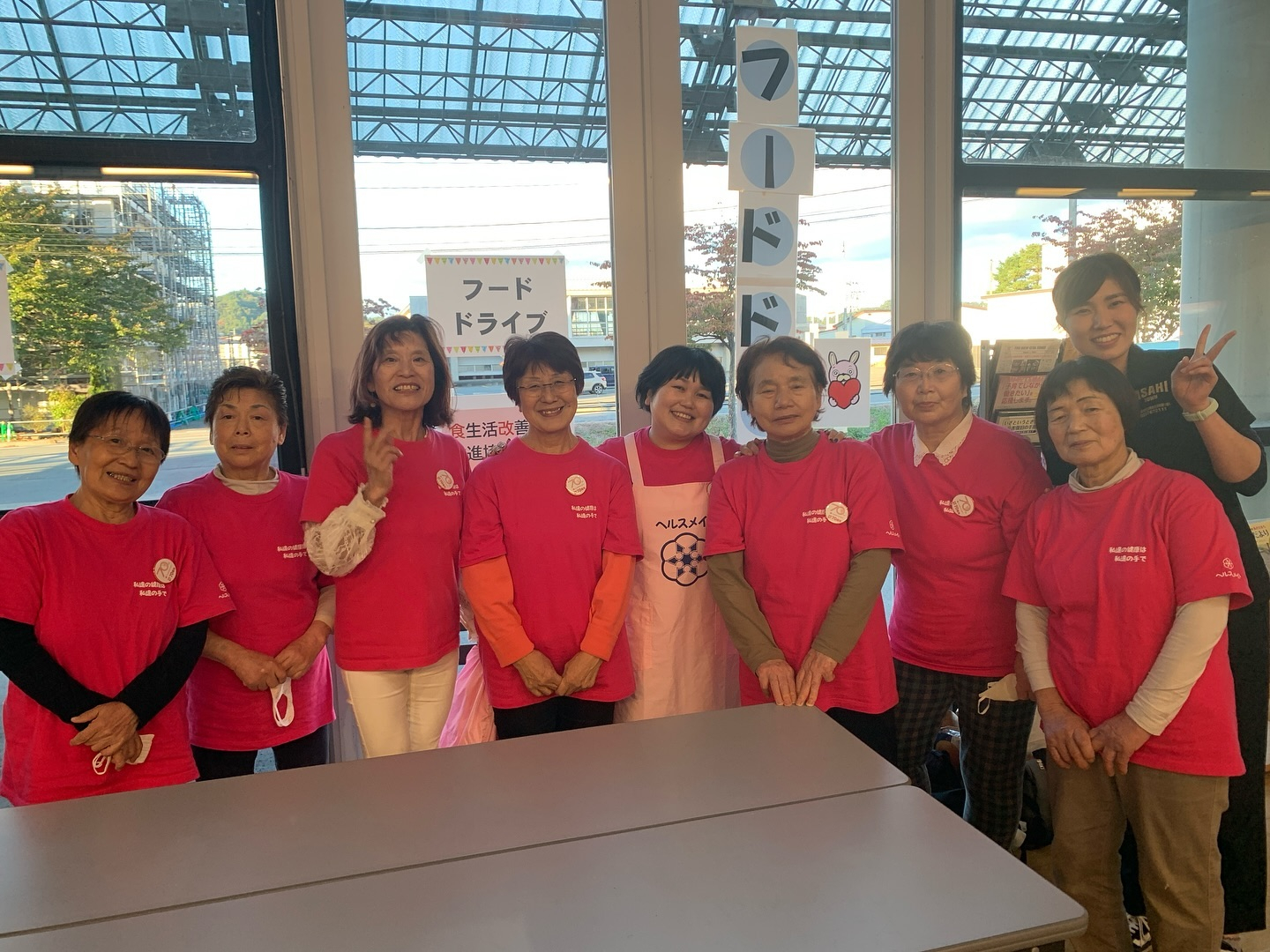 今日は、農園のチーム全員にりんごもぎをお願いしながら、朝日町